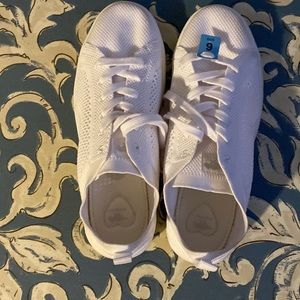 Rocket dog white tennis shoes